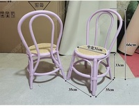 Chaise berçante pour enfants en rotin naturel fait à la main avec accents multicolores salle de jeux amusante et écologique cuisine moderne chambre à coucher utilisation en extérieur