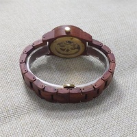 Montre en bois avec cadran sculpté unique en acier incrusté véritables marqueurs d'heure à clou mouvement à quartz Miyota montre en bois de charme unique