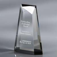 Nouveau design de trophée pyramidal en cristal K9 personnalisé pour la reconnaissance de la leadership corporatif