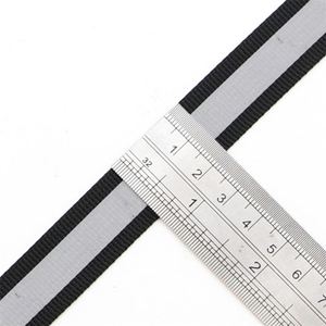เทปสะท้อนแสงคุณภาพสูงแบบกำหนดเอง ผลิตจากโพลีเอสเตอร์ทอ หลายสี สำหรับเสื้อผ้าและกระเป๋า - Product Image 2