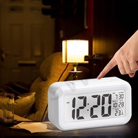 Jam Alarm Digital LCD Dekorasi Rumah Modern dengan Sensor Cahaya Pintar dan Fitur Snooze, Bertenaga Baterai, Terbuat dari Plastik