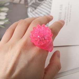 Anello luminoso a <span class=keywords><strong>LED</strong></span>-anelli morbidi lampeggianti colorati nuovi Glow in the Dark feste bomboniere per adulti bambini festa regali di Halloween