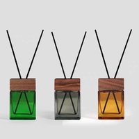 Diffuseur d'arômes en verre carré haut de gamme de 100 ml avec couvercle en bois naturel, OEM ODM, diffuseur de parfum à bâtonnets pour salon et hôtel