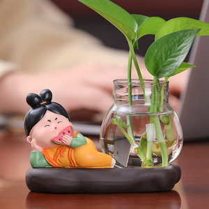 Figurine de dame de la dynastie Tang en résine, décoration de bureau avec vase en verre pour l'affichage de plantes vertes au bureau - Product Image 1