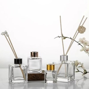 Bouteilles diffuseurs d'huiles essentielles en verre borosilicate mat de luxe, forme carrée, avec <span class=keywords><strong>bouchon</strong></span> à vis en liège, disponibles en tailles 50ml/100ml/150ml/200ml/300ml - Product Image 3