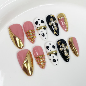 <span class=keywords><strong>Uñas</strong></span> Postizas <span class=keywords><strong>de</strong></span> Lujo con Diseño <span class=keywords><strong>de</strong></span> Almendras, Color Rosa y Negro con Estampado <span class=keywords><strong>de</strong></span> Vaca, Adornadas con Láminas Metálicas Doradas, Cuentas <span class=keywords><strong>de</strong></span> Cristal y Cruz, Reutilizables y Hechas a Mano - Product Image 2