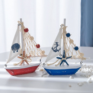 Ornement de bateau à voile en bois de style méditerranéen rouge et bleu avec motif coquillage et ancre pour la décoration intérieure - Product Image 1