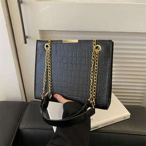 Borsa Tote con Grafica a Lettere alla Moda, Borsa a Tracolla di Lusso, Design Elegante, Grande Borsa Rossa da Donna - Product Image 4