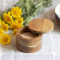 Récipient à sel et poivre en bois d'acacia, cave avec cuillère, bol à sel en bois, boîte à épices d'acacia avec couvercle pivotant magnétique