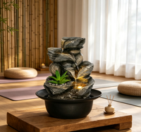 Cascade de roche de style naturel avec accent végétal vert, lumière LED chaude et bassin rond noir pour la décoration de bureau et le soulagement du stress