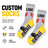 Chaussettes de sport personnalisées gris-jaune à blocs de couleur, motif basketball, logo personnalisé, couleurs personnalisées et design de style d'équipe