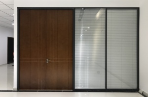 Trung Quốc manufacturerdouble nhôm Modular văn phòng kính tấm Tường di chuyển phân vùng với louver - Product Image 5