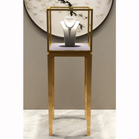 Vitrine de présentation de bijoux en métal doré avec comptoir en verre trempé et éclairage LED intégré pour la vente au détail de bijoux, montres, bagues et colliers