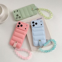 Coque de téléphone tendance effet doudoune avec bracelet perlé pour iPhone 17 Pro Max 17 Air 16 15 14 Plus 13 12 11 XR 8