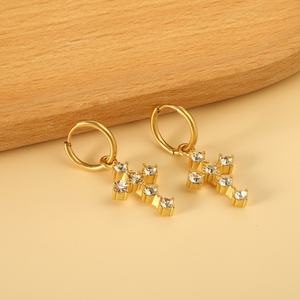 Pendientes de Cruz de Acero Inoxidable Chapados en Oro de 18K Personalizados, Joyería de Moda Dorada Antideslustre para Mujer - Product Image 6