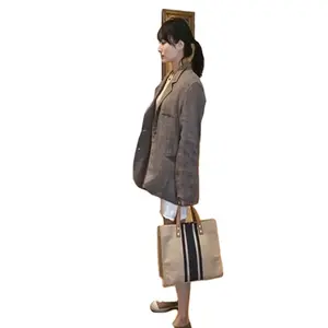حقيبة كبيرة جديدة للنساء من الخيش من الخيش لعام 2024 حقائب يد فاخرة بتصميم مخطط كلاسيكي حقيبة يد للنساء
