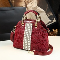 Sac à main carré élégant à motif crocodile pour femmes d'âge mûr, fermeture éclair, toile et cuir verni, orné de dentelle et de diamants