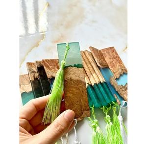 Ajoutez du style à vos moments de lecture avec des marque-pages en résine et en bois, faits à la main avec soin. - Product Image 1