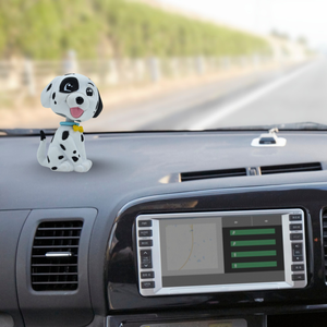 Bobblehead Dog - Blanc avec des points noirs, c'est un animal mignon et ludique, parfait pour votre tableau de bord de voiture, votre bureau ou votre décoration intérieure. - Product Image 1