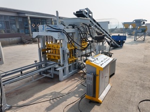 Machine de moulage de blocs hydraulique automatique QT4-15, machine à fabriquer des briques creuses en béton avec <span class=keywords><strong>prix</strong></span> <span class=keywords><strong>d</strong></span>'usine - Product Image 6