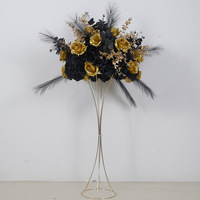 Vente en gros de compositions florales artificielles en rose noire et or avec plumes pour les mariages, événements, décoration de luxe en vrac
