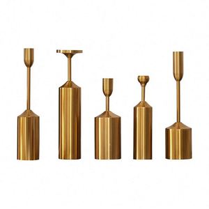 Ensemble de 5 chandeliers hauts rustiques en fer doré pour bougies coniques, style européen - Product Image 1