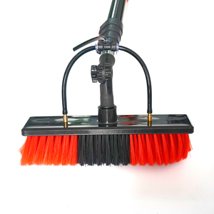 Kit <span class=keywords><strong>de</strong></span> nettoyage <span class=keywords><strong>de</strong></span> panneaux solaires et <span class=keywords><strong>de</strong></span> vitres avec perche télescopique, pulvérisateur/raclette, brosse en nylon écologique en aluminium, système d'alimentation en eau extérieur - Product Image 1