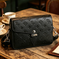 Tas Selempang Pria Kulit Paten Hitam Embossed GF Monogram Envelope Crossbody Tali Selempang Dapat Disesuaikan Bahu Musim Panas Kancing Dress