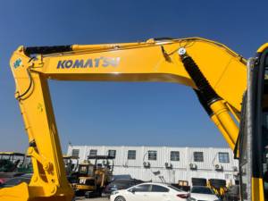 Экскаватор Komatsu PC220-8 б/у, японский, 22 тонны, модель 2025 года, ковш 1 м³, двигатель 110 кВт, гидравлический насос, 180-250 часов наработки - Product Image 2