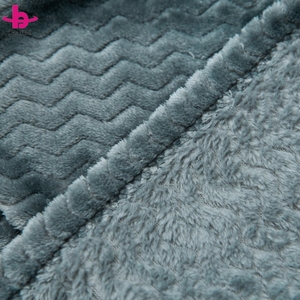 Couverture en flanelle tricotée gaufrée à rayures modernes, plaid doux en polaire côtelée, polyester recyclé, utilisation quatre saisons pour maison de luxe - Product Image 3