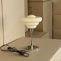Lampe de table en métal de style crème unique, en forme de coquillage, avec lumière d'ambiance LED, style nordique, luxe léger, art moderne