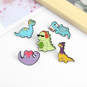 Broche Personalizado <span class=keywords><strong>de</strong></span> Metal con Diseño <span class=keywords><strong>de</strong></span> Dibujos Animados, con Gafas <span class=keywords><strong>de</strong></span> Sol y Escuchando Música, <span class=keywords><strong>de</strong></span> la Serie <span class=keywords><strong>de</strong></span> Dinosaurios Coloridos - Product Image 1