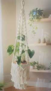 Porte-plante en macramé fait main, style bohème blanc, décoration suspendue pour plantes d'intérieur avec pompons pour le salon - Product Image 1