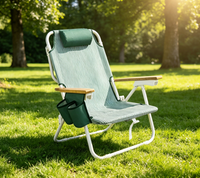 Nouvelle conception élégante de chaise de plage pliable portable pour le camping avec bandoulière, porte-gobelet latéral et appui-tête confortable.