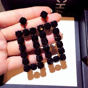 <span class=keywords><strong>Orecchini</strong></span> pendenti di nuova moda da donna <span class=keywords><strong>orecchini</strong></span> lunghi da donna esagerati di colore bianco nero <span class=keywords><strong>orecchini</strong></span> <span class=keywords><strong>rettangolari</strong></span> femminili - Product Image 1