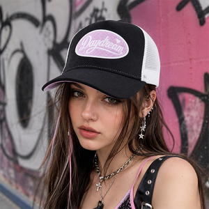 Gorras Trucker Personalizadas al por Mayor para Mujer con Bordado de Corazón, Parche Ovalado, Frente Negro, Parte Trasera de Malla Blanca y Banda de Sudor en Contraste - Product Image 1