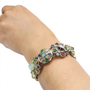 Bracelet manchette vintage plaqué or avec cristaux et strass, motif floral, bijoux de fête pour femme - Product Image 2