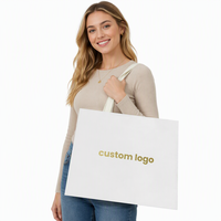Sac en papier d'art biodégradable de luxe pour l'emballage de détail, avec logo gaufré, marquage à chaud et poignée longue, idéal pour vêtements, chaussures et accessoires