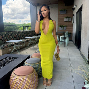 Robe longue sexy pour femme, coupe ajustée, taille élastique, col en V profond, dos nu, sans manches, avec détails métalliques au cou - Product Image 1