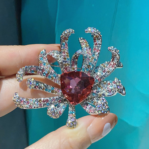 XILIANGFEIZI Venta de liquidación Broche de fuegos artificiales de boda Cristal austriaco Brillante Broches de crisantemo de circón completo - Product Image 3