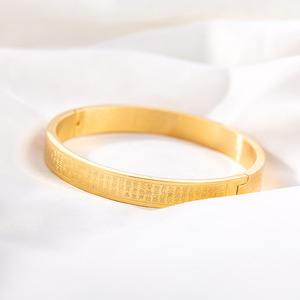 Pulsera de Acero de Titanio Chapada en Oro con Símbolo de Swastika, Joyería Religiosa Budista, Brazalete Redondo para Mujeres y Hombres, Accesorio de Moda - Product Image 4