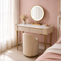 Ensemble de coiffeuse de luxe moderne avec miroir LED rond doré, plateau en marbre, tiroirs en cuir matelassé sans poignée et tabouret pour chambre à coucher