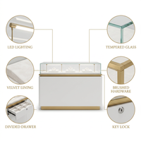 Présentoir à bijoux personnalisé avec éclairage LED, vitrine en verre, corps crème, base or brossé, vente en gros pour les bijouteries