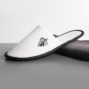 Pantuflas Blancas Tipo Waffle Personalizadas y Económicas, Pantuflas Desechables para Baño y Spa para Hotel, OEM - Product Image 3