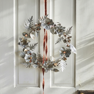 Corona de Metal Rústica Redonda con Flores Decorativas Hechas a Mano, Sin Iluminación, Paquete Individual, Estilo Navideño - Product Image 1