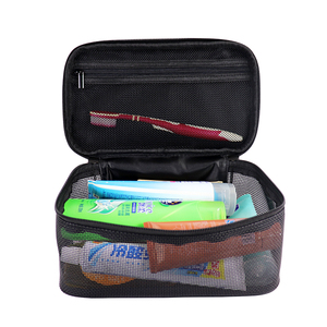 Bolsa de cosméticos de viaje de malla con cierre de cremallera, color negro sólido, resistente al agua, diseño minimalista - Product Image 3