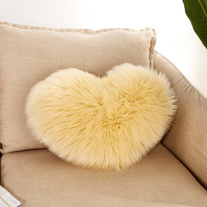 Oreiller en forme de coeur en peluche de meilleure qualité pour la maison/bureau - Product Image 3