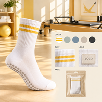 Chaussettes Pilates Grip Studio à rayures, semelle intégrale, ajustement parfait, taille graduée, blanches, à deux rayures au bord, pour un maintien optimal