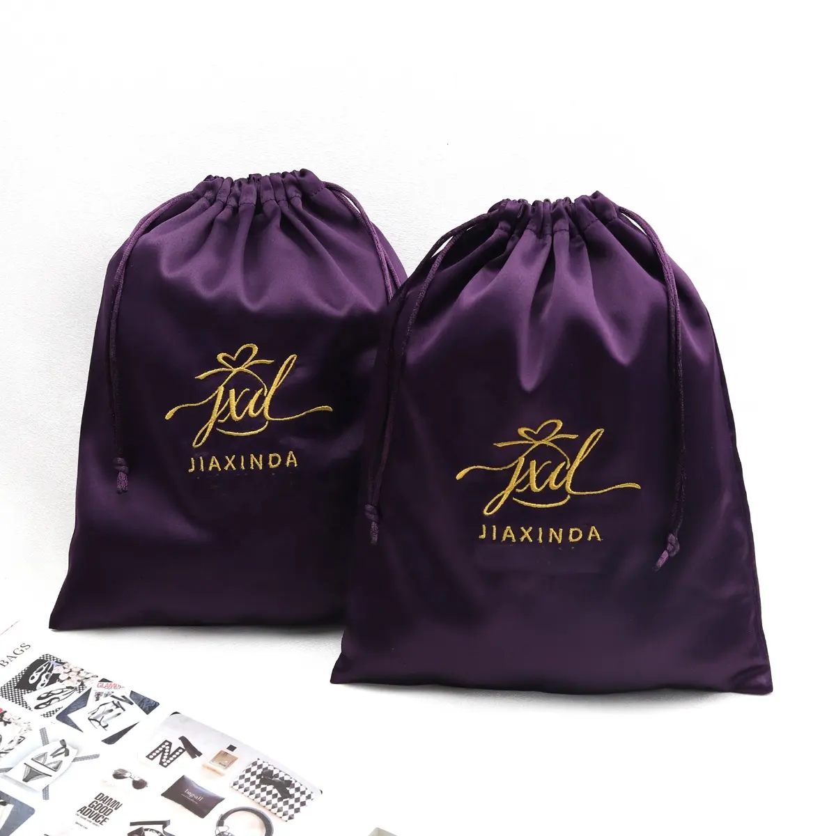 Paquet de perruque d'extension de cheveux en soie violette de haute qualité pochette d'emballage cadeau sac à cheveux en poussière de satin réutilisable imprimé de logo personnalisé