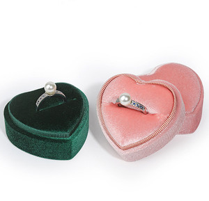 Collar de terciopelo rosa, pendientes, anillo, cajas de joyería de terciopelo y caja de joyería con forma de corazón - Product Image 1